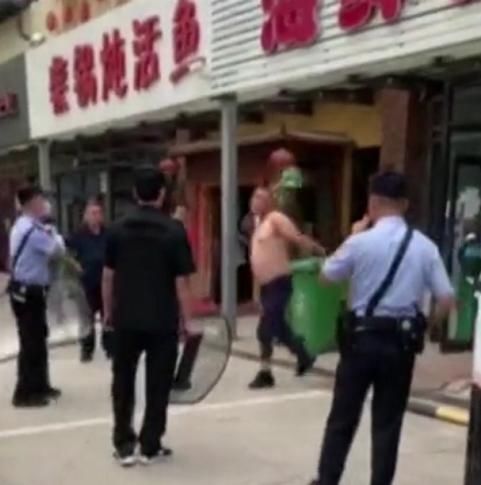 暴力|男子酒后滋事暴力袭警，民警用盾牌技战术果断制服