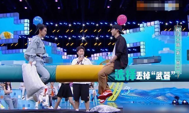  公司|快本：李冰冰要牵王一博的手，一博乖乖照做，但他的表情却太好笑