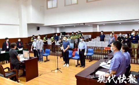 父亲|利用父亲担任要职强迫交易，南京尹哲等12人涉黑案一审公开宣判