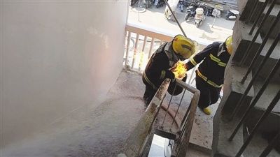  居民|两名消防队员徒手拎出“炸弹”