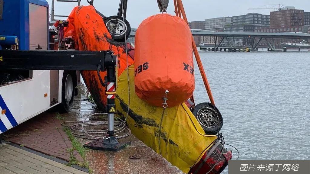  荷兰|荷兰警方从水中捞起报失26年的一辆法拉利