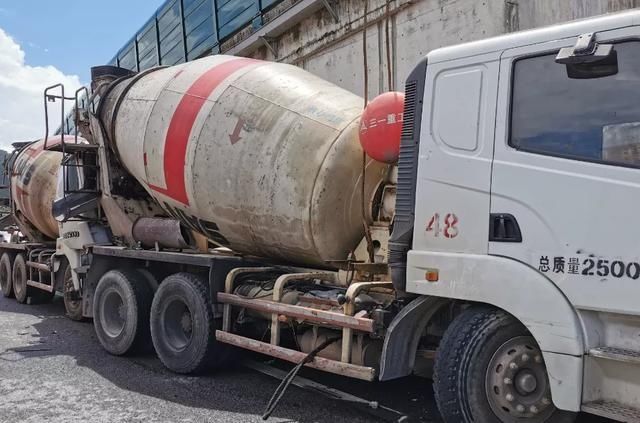 机智|珠海男子上班遭遇生死时刻,两台“巨无霸”失控朝他猛冲!关键时刻机智“神操作”!