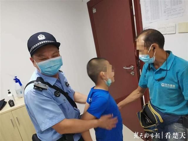  买来|8岁男孩赌气跑出家门，民警买来午餐帮他联系家人