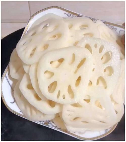  好吃|吃莲藕发黑变色？记住这个技巧，莲藕又脆又白净，比饭店炒的都好吃