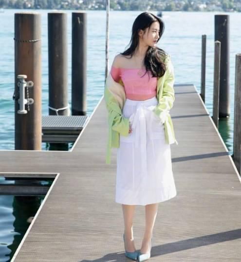 刘亦菲|32岁刘亦菲终于晒美照，粉T半裙大秀蚂蚁腰