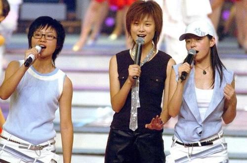 爷青|爷青回！李宇春晒与周笔畅合照，15年后超女冠亚军同框似姐妹