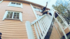 大爷|搞笑GIF趣图:哥们,你这求婚姿势真是帅爆了,大家都看好你哦