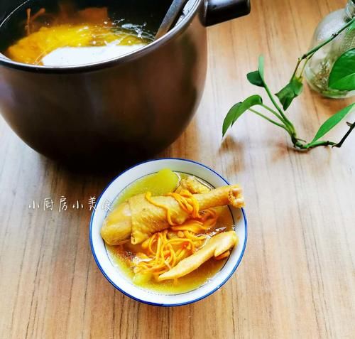  金黄|天冷煲鸡汤，不放山药木耳，就放这食材，汤色金黄，味道鲜得很