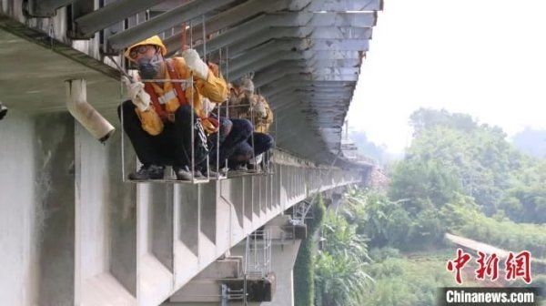 高温|高温下的铁路桥梁工：高空“荡秋千”护佑平安路