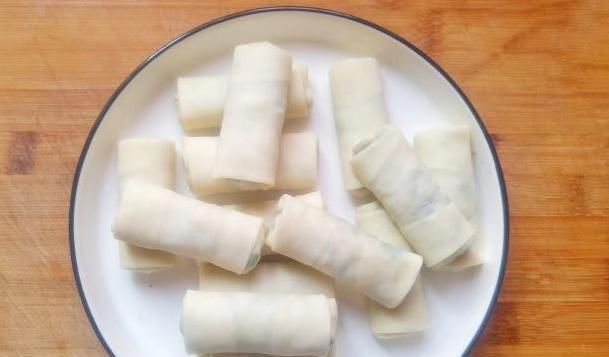  吃法|饺子皮新吃法，卷一卷煎3分钟，又脆又香，我家最近早餐离不开它