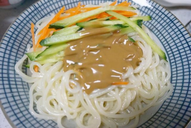  夏天|夏天必吃的凉面，做法简单，清爽开胃，家人都喜欢