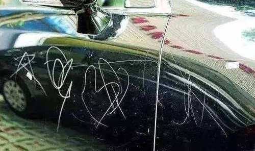  家长|熊孩子划花豪车，宝妈却强势护短，接下来车主的做法太解气