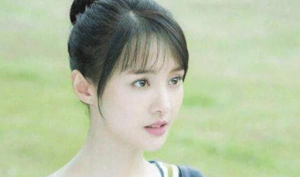  郑爽|吃火锅谭松韵张新成夹肉吃，谁留意郑爽的碗？佩服她的自律