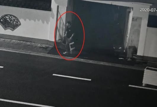 报假|两男子同处一室 一个偷手机一个“报假警”