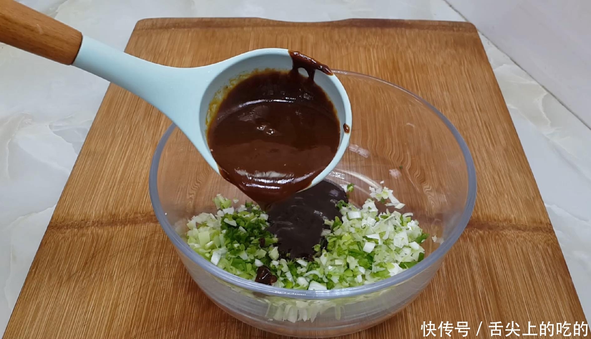 念念不忘|烧饼别买着吃了,加几勺酱料,外皮焦脆又多层,吃过就念念不忘