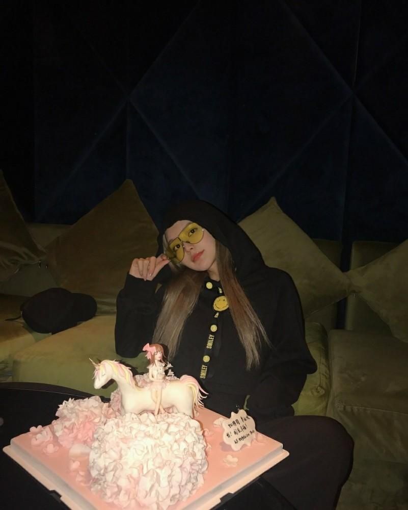 电影院|周扬青晒超壕生日礼物 父亲特意为她打造星空私人电影院