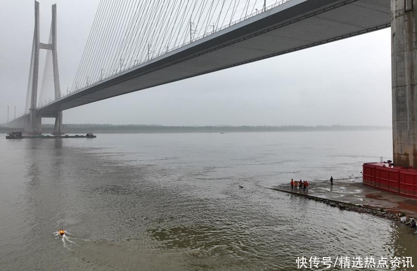 “无人船”检测助力鳊鱼洲长江大桥安全度汛