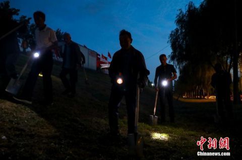  大堤|湖北黄梅：“银发护堤队”夜巡大堤