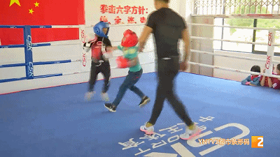 喜欢|“把我所学的、我的爱好传给喜欢的学生”陡普鲁小学里的拳击教练