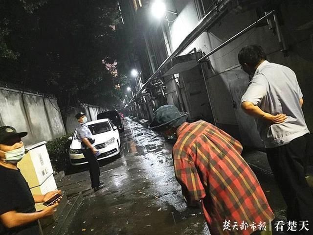  独居|民警跨区送独居老人回家，又找来开锁公司帮忙开门