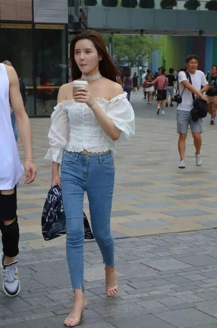 美女|路人街拍,美女搭配银亮色的裙子,宛如大家闺秀