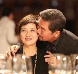 喜当|二婚嫁给张国立,被前妻要求30年不能要孩子,63岁喜当妈!