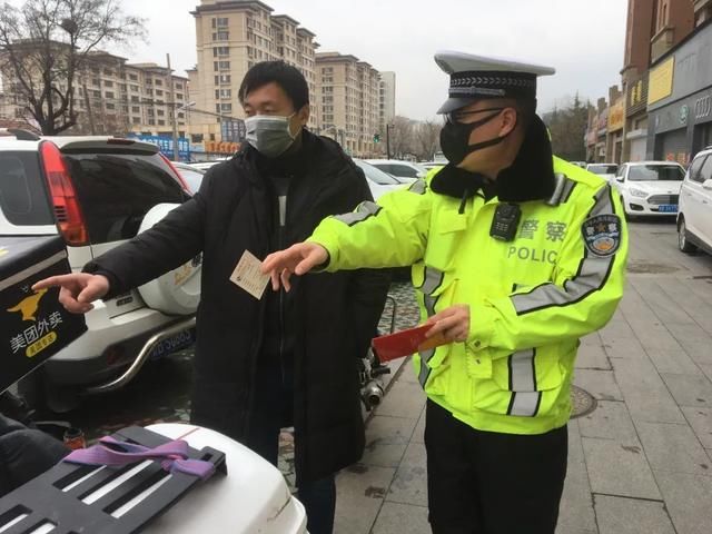  驾驶|开车忘带驾驶证，这是无证驾驶吗？拿出这个，交警通常会放行