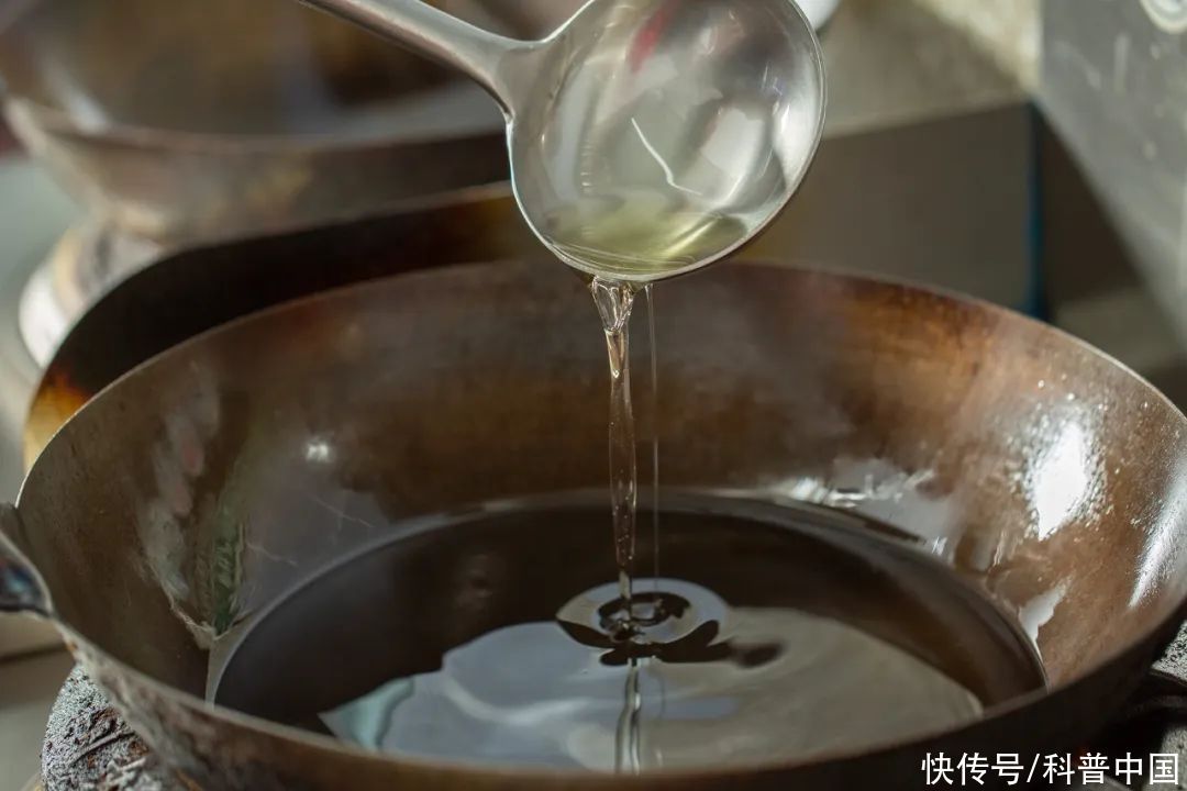 炒菜哪种食用油最好最健康(别总用一种油炒菜！选食用油看这 2 点，很多人都做错了)