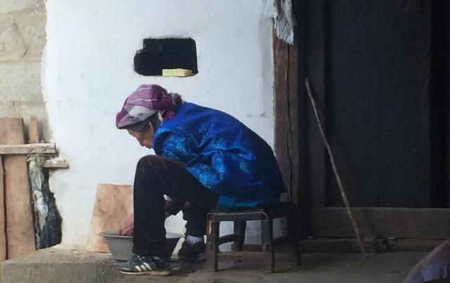 农村老人|生活在农村七老八十的农民老人们，他们主要有哪些养老方式养老