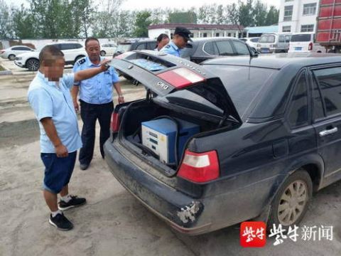  装有|轿车后座放了一个袋子，里面装有50余升汽油，想干嘛？