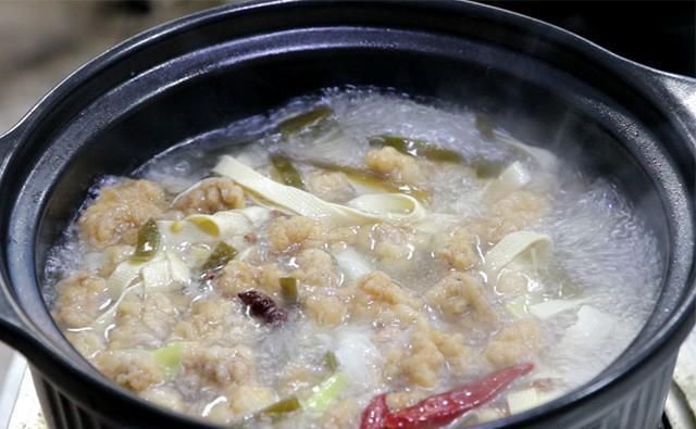  肉条|砂锅小酥肉，好吃有诀窍，大厨揭秘饭店做法，汤鲜肉香，吃着过瘾