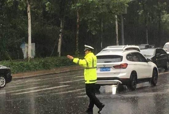 山东|山东交警：全警动员 确保雨天交通安全