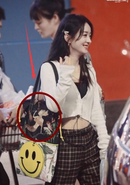 故意|赵丽颖把包"打码",以为故意引争议,看清图案:才懂欠她一句谢谢