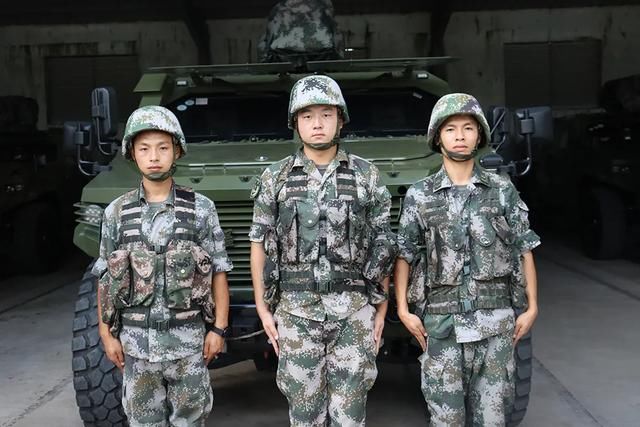  漏油|车辆侧翻，冒烟漏油，司机被压！又见飞奔而来的兵哥哥