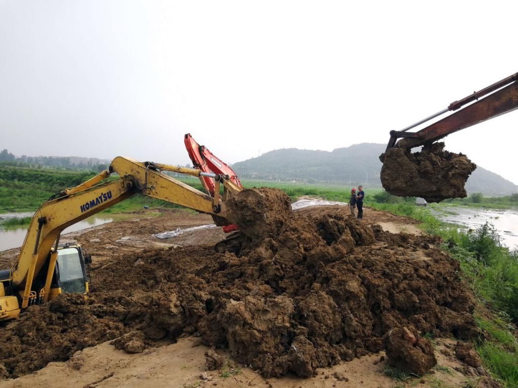 河堤|巢湖湖口白石天河河堤出现塌方险情 抢险突击队现场排险