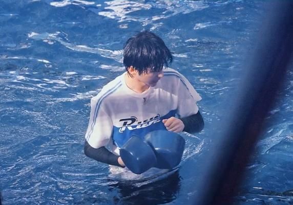  脱妆|蔡徐坤被郑恺按到水里，看到因遇水而“脱妆”的脸，这谁扛得住