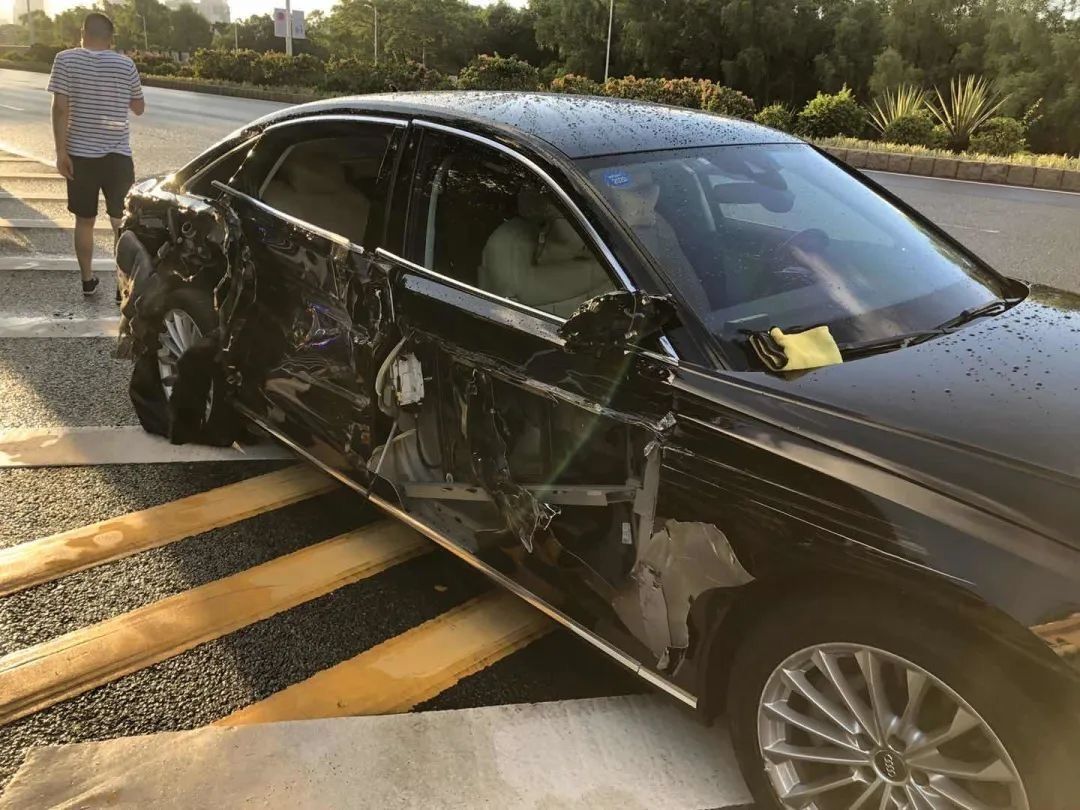  醉酒驾驶|车身被撞烂、车胎严重变形！男子喝酒开车肇事逃逸