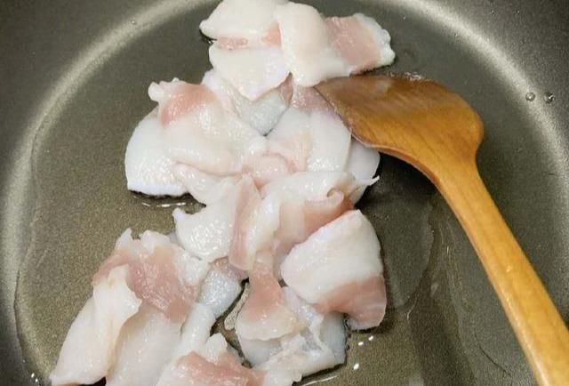  五花肉|五花肉煎土豆做出了干锅的味道，经典美食深入人心，容易上手