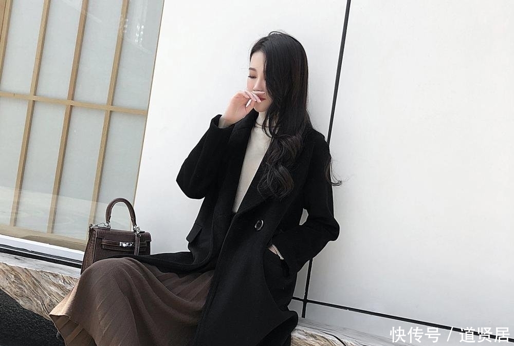 美的|在强调一次穿大衣别搭阔腿裤,看看下面女人怎么穿,美的与众不同