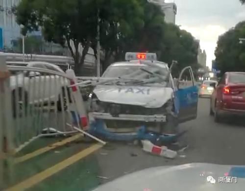 躲过一劫|场面太吓人!多根护栏插破出租车挡风玻璃直逼驾驶室!司机躲过一劫……