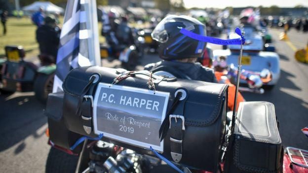  公里|新婚警员执勤遭汽车拖拽1.6公里致死，3名少年被判过失杀人罪