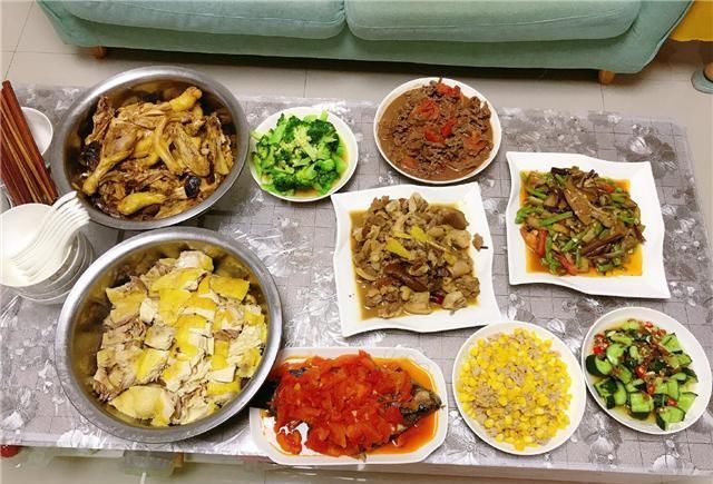  流泪|老公接婆婆来城里小住，下班回家看到一桌家乡菜，我边吃边流泪！