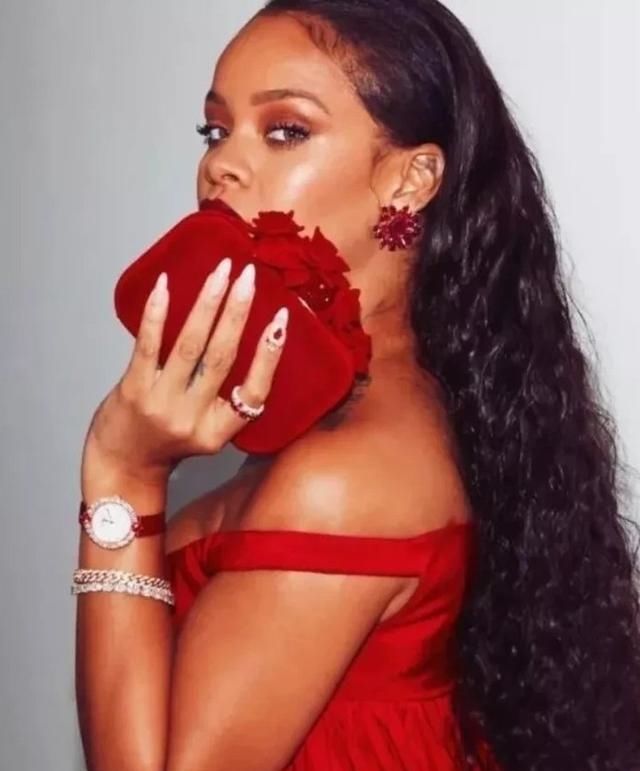  显白|黑黄皮就不能随心所欲穿衣？参考佟丽娅的选色技巧，让你显白N倍