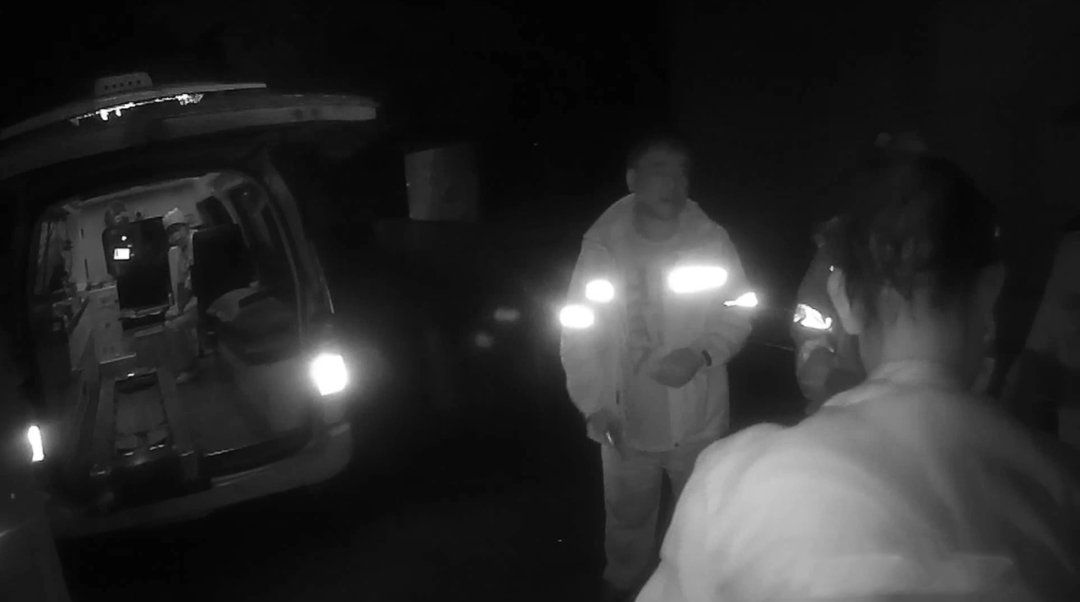  凌晨|凌晨，杭州老人暴雨中独坐路边，转眼却不见了！背后真相太心酸...