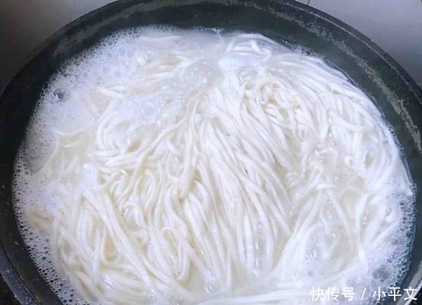 有害|遇见这种面条别买,可能是“甲醛面条”对身体有害,抓紧告诉家人