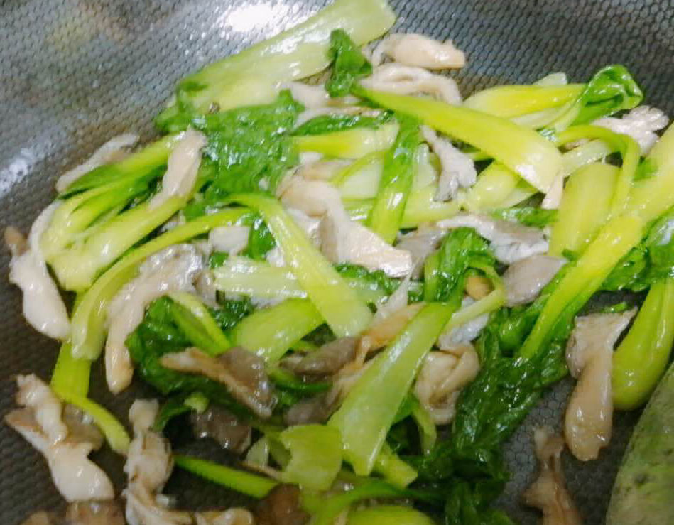  味道|夏天，少吃鸡鸭鹅肉，多吃平菇炒小白菜，味道好营养高，老少皆宜