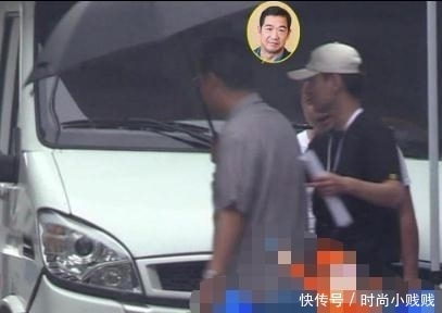  下车|65岁张国立近况大不如前，头发花白驼背明显，下车需搀扶