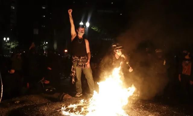 火光冲天|美国多地再发暴乱,5000抗议者冲破法院围栏,火光冲天