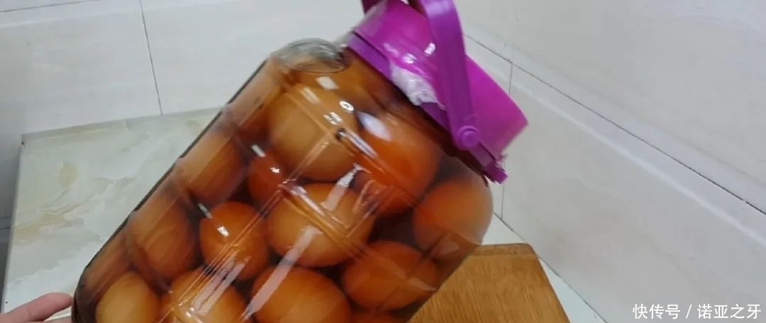 鸡蛋|这才是腌鸡蛋正确做法,掌握比例配方,个个出油冒泡,简单还好吃