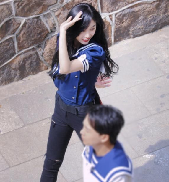  挑战|吴宣仪录制跑男挑战JK风，她的袜子太抢眼，这才是对JK最大的尊重